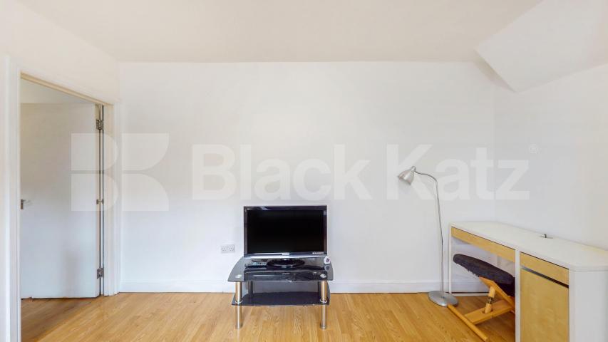 Bright & Spacious 2-Bed Flat to Rent – Minutes from Camden Town Station Camden High Street, Camden